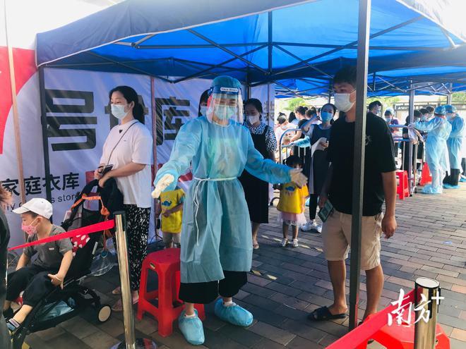 现场丨不惧烈日暴雨,花都开展全员核酸检测